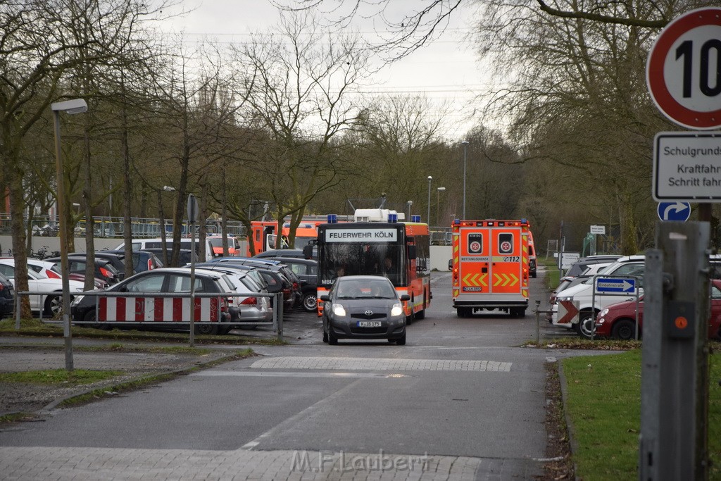 Einsatz BF Koeln Schule Burgwiesenstr Koeln Holweide P079.JPG - Miklos Laubert